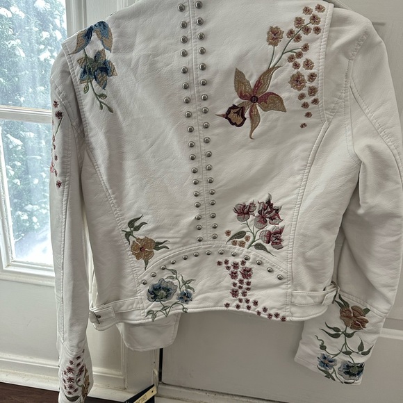 BLANKNYC Floral Embroidered Studded Faux Leather Moto Jacket White NWT medium - Picture 2 of 2